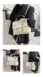 Vues multi-angles d'un sac à dos messager vintage blanc cassé avec breloque perle