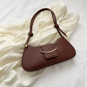 Elegante borsa sottobraccio marrone minimalista con fibbia a mezzaluna dorata su tessuto