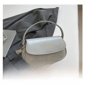 Detail der Box-Tasche mit Pailletten-Nähten und Akzenten aus goldenen Beschlägen