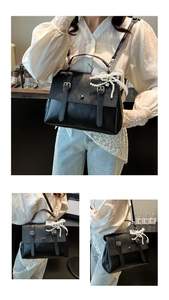 Sac messager noir vintage style preppy avec nœud en perles vu sous trois angles divers