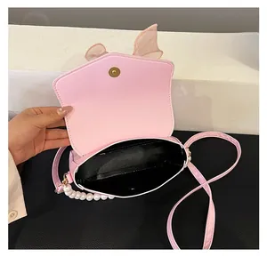Detail der Innenseite der rosa PU-Leder Umhängetasche mit Magnetverschluss und schwarzem Futter