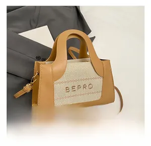 Détail du patchwork en cuir kaki et toile beige avec logo BEPRO doré sur le sac