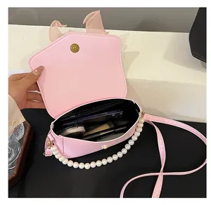 Detailansicht der rosa Schleifen-Tasche mit Platz für Handy und Kosmetikartikel