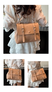 Sac à dos messager vintage marron clair porté par un mannequin en robe de dentelle