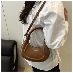 Borsa a mezzaluna marrone in pelle con stampa Fashion bianca e fibbia metallica