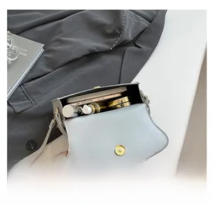 Innenansicht der blauen Satteltasche mit großem Fassungsvermögen für Handy und Kosmetik