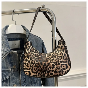 Détail du sac à bandoulière léopard avec forme de croissant et fermeture éclair en métal