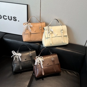 Sac Messager Rétro Preppy en Cuir PU pour Femmes Grande Capacité Sac à Main Bandoulière Multi-Voies Avec Charme Nœud en Dentelle Perle