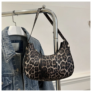 Vue détaillée du sac hobo à imprimé léopard avec fermeture éclair dorée sur cintre
