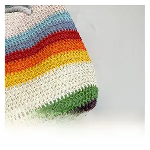 Détail rapproché du tissage en paille arc-en-ciel et de la poignée en corde blanche