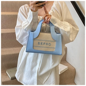 Détail du sac carré BEPRO avec patchwork de cuir bleu et beige sur le devant