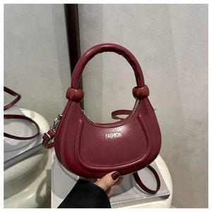 Dettaglio della borsa hobo bordeaux con logo e tracolla rimovibile a mano