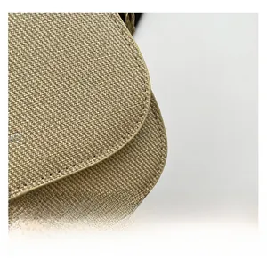 Detail macro-opname van de champagne gouden geweven stoftextuur en stiksels van de tas