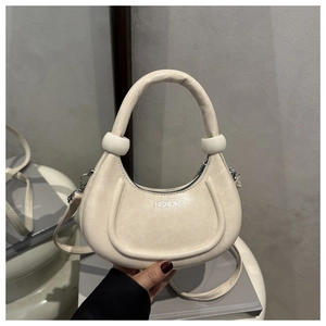 Dettaglio borsa hobo a mezzaluna bianco crema con scritta FASHION e fibbia rotonda