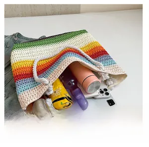 Détail montrant la grande capacité de rangement de ce sac cabas crocheté à rayures