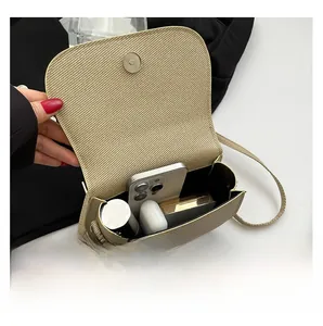Binnenkant van de beige geweven zadeltas met ruimte voor telefoon en cosmetica