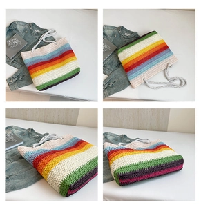 Détails du sac cabas en paille à rayures arc-en-ciel avec texture et anses en corde