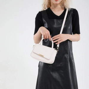 Bolso de mano minimalista blanco roto con ribete dorado y correa ajustable para hombro