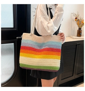 Détail d'un sac cabas tissé arc-en-ciel avec des anses en corde blanche pour l'été