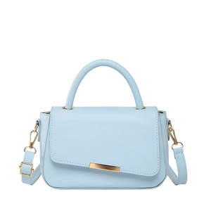 Bolso de mano azul cielo en piel sintética con herrajes dorados y asa superior