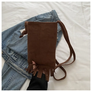 Bolso bandolera boho de ante marrón oscuro con detalles de flecos largos