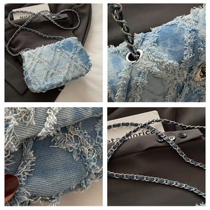 Détails du sac à bandoulière en denim avec bords effilochés et chaîne argent