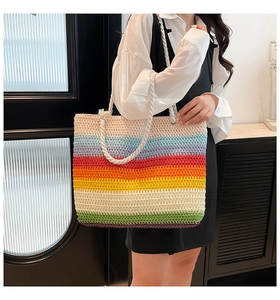Détail du sac cabas tissé à rayures arc-en-ciel avec poignées en corde de coton