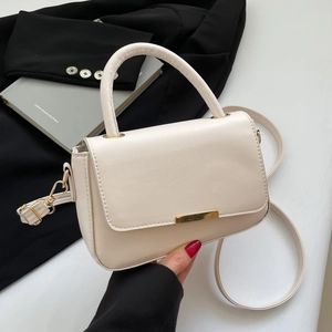 Elegante bolso bandolera beige con herrajes dorados y asa para el uso diario de mujer