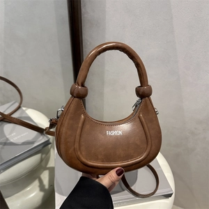 Borsa sottobraccio a mezzaluna marrone retrò con scritta Fashion e tracolla inclusa