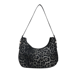 Sac à bandoulière léopard minimaliste en forme de croissant avec fine sangle noire