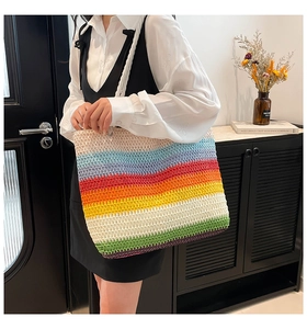 Gros plan détaillé d'un sac cabas en paille arc-en-ciel montrant texture et couleurs