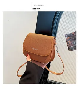 Detail van een bruine gevlochten zadeltas met Fashion Trend tekst in een chique setting