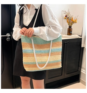 Détail du grand cabas tissé à rayures colorées avec des poignées en corde blanches