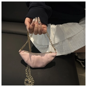 Détail du mini sac croissant rose matelassé avec chaîne dorée et fermeture éclair