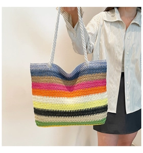 Détail du sac cabas tissé à rayures colorées avec des poignées en corde blanche