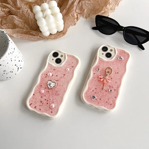Custodia iPhone 16 rosa glitterata stile balletto con perle, strass e dettagli a cuore