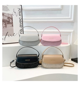 Gruppenanzeige schicker halbrunder Umhängetaschen in Schwarz, Rosa, Silber und Beige