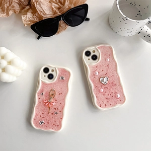 Dettaglio di cover rosa glitterate con ciondoli ballerina, perle e motivi a cuore