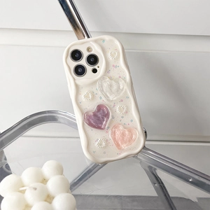 Detail of wavy edge phone case with 3D resin hearts and pearls for iPhone 16 Pro Max