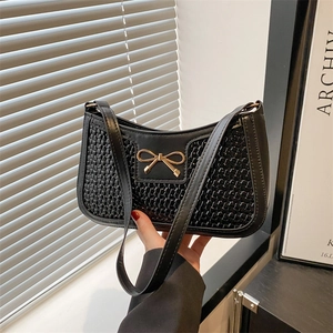 Sac à bandoulière tissé noir minimaliste avec une boucle dorée élégante