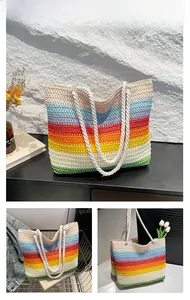 Détail du sac cabas en paille à rayures arc-en-ciel avec poignées en corde blanche