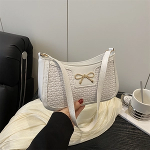 Sac sous le bras en cuir PU tressé blanc avec boucle nœud dorée dans un cadre élégant