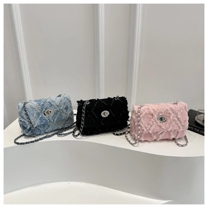 Sacs à bandoulière en denim matelassé avec chaîne en bleu, noir et rose