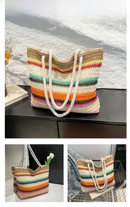 Détail du sac cabas en paille à rayures arc-en-ciel avec des anses en corde blanches