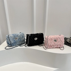 Sacs à bandoulière en denim matelassé bleu, noir et rose avec bords effilochés