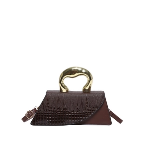 Borsa a mano marrone scuro con motivo a coccodrillo e manico scultoreo in metallo dorato