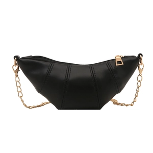 Sac croissant noir minimaliste avec surpiqûres verticales et chaîne dorée
