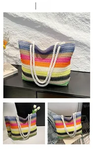 Détail du sac cabas tissé à rayures arc-en-ciel avec poignées en corde de coton