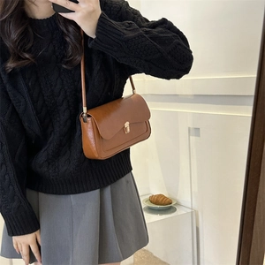 French retro brown leather shoulder bag with gold clasp shown in a lifestyle mirror selfie