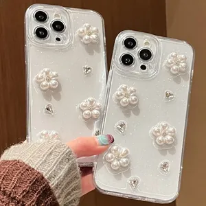 Dettaglio custodia iPhone con fiori di perle 3D e strass su sfondo glitterato lucido